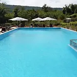 White Rock Castle - Pool & Apartment