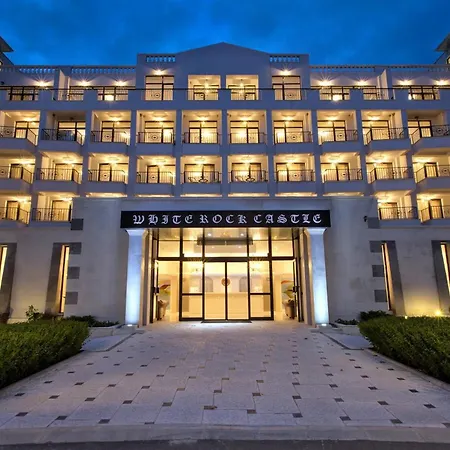 White Rock Castle - Pool & Apartment